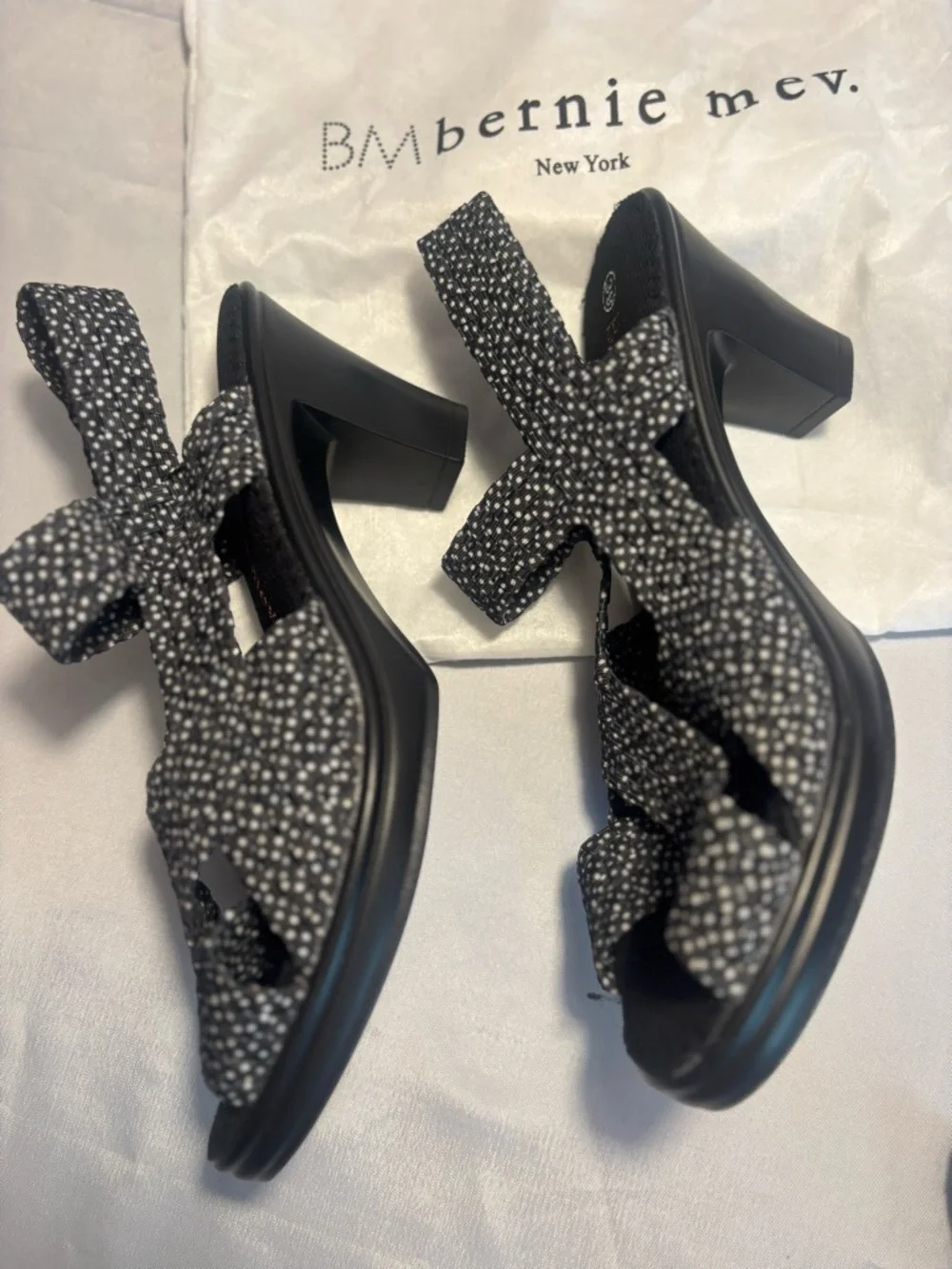 bernie mev. Black White Speckled Slip-on Heels Size 39 (8) New - Picture 6 of 7